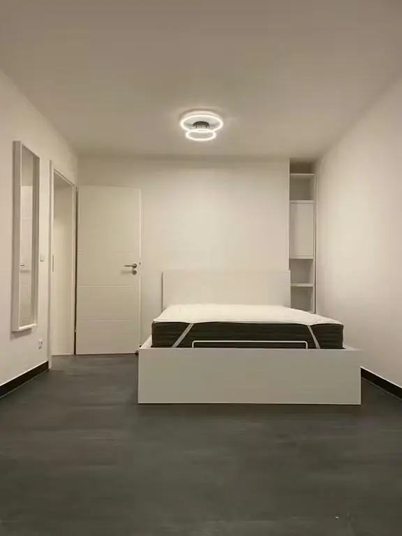 Schlafzimmer; tageslicht, holzboden