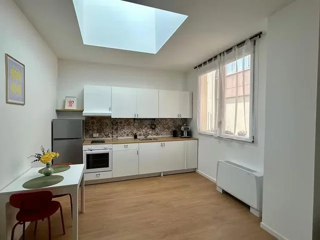 Küche; küchengeräte, tageslicht, moderner stil, holzboden