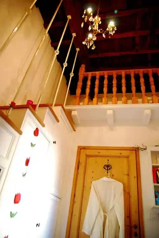 Komora; światło dzienne, belki drewniane