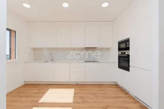 Kuchyně; kuchyňské spotřebiče, přirozené světlo, moderní styl, po rekonstrukci