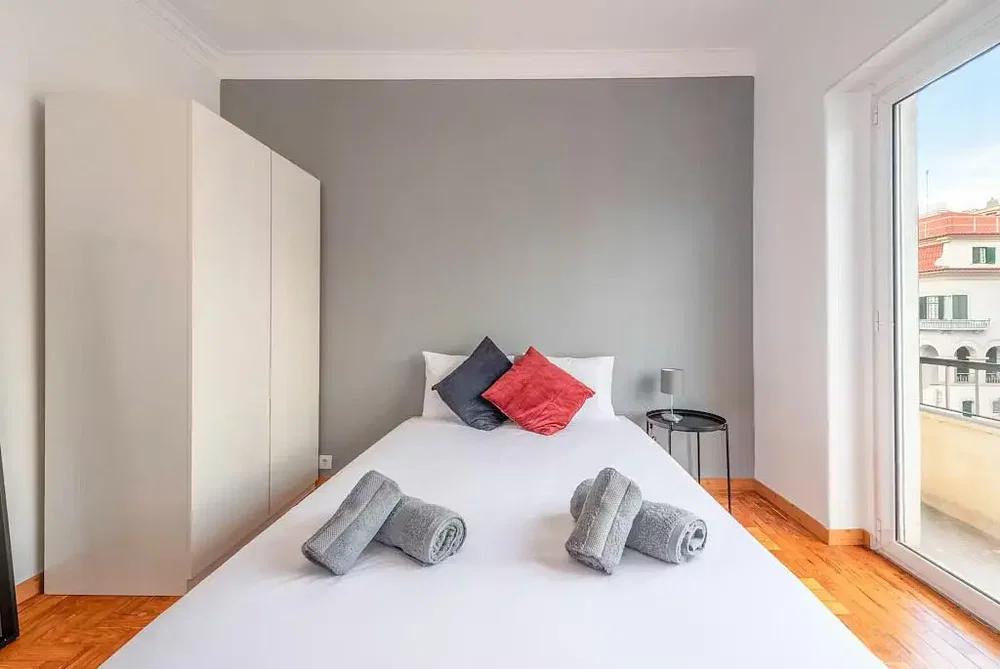 Schlafzimmer; holzboden, tageslicht, moderner stil