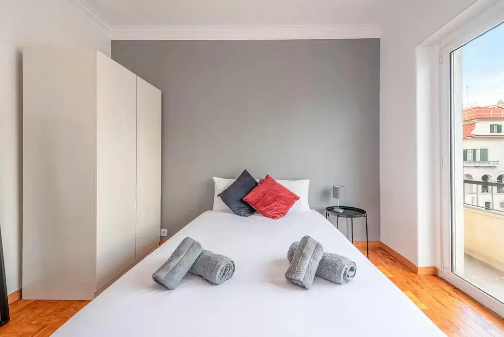 Schlafzimmer; holzboden, tageslicht, moderner stil