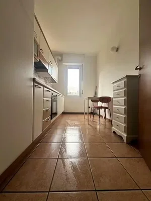 Küche; fliesenboden, küchengeräte, tageslicht