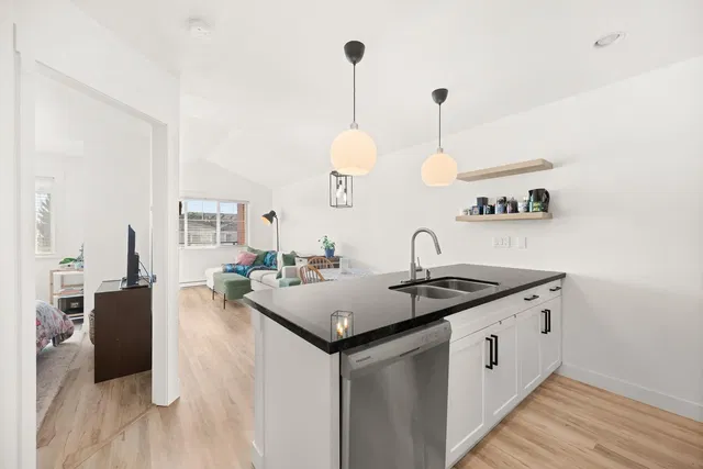 Cucina; elettrodomestici, luce naturale, stile moderno