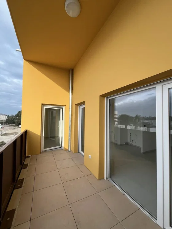 Balkon; fayans zemin, manzara