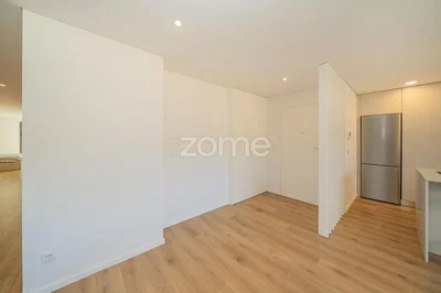 Кухиња; дрвени под, реновиран, природно светло, модерни стил