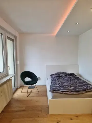 Schlafzimmer; holzboden, tageslicht