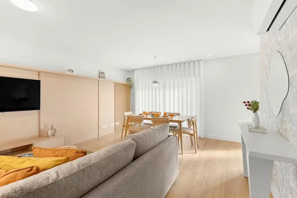 Wohnzimmer; tageslicht, moderner stil, holzboden