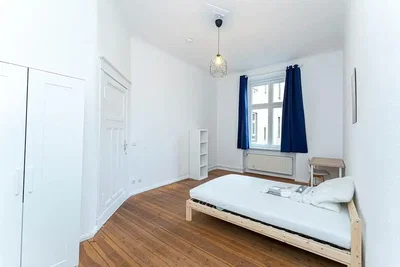 Schlafzimmer; holzboden, tageslicht