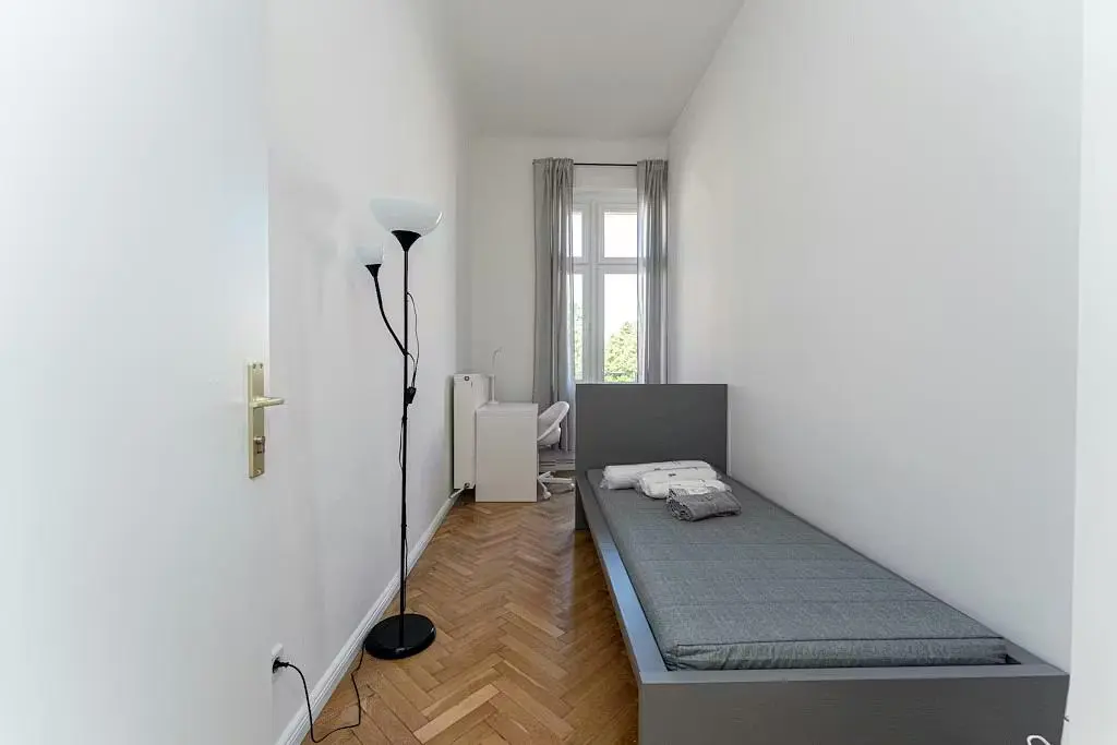 Schlafzimmer; holzboden, tageslicht