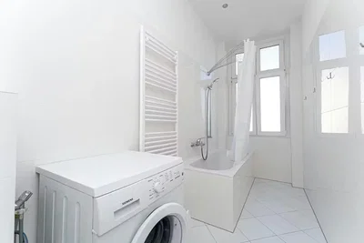 Badezimmer; fliesenboden, tageslicht