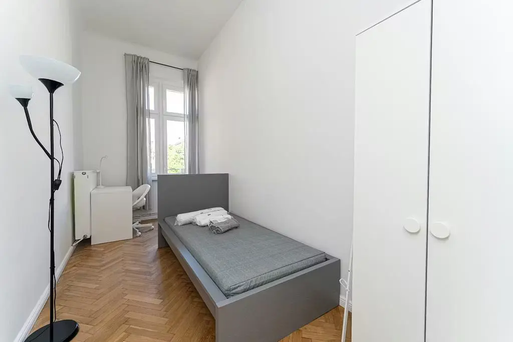 Schlafzimmer; holzboden, tageslicht