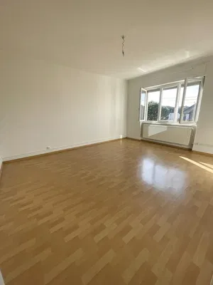 Oturma odası; doğal ışık, ahşap zemin, manzara