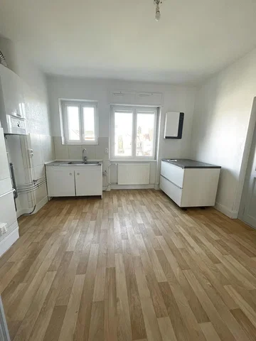 Cuisine; lumière naturelle, carrelage, rénové