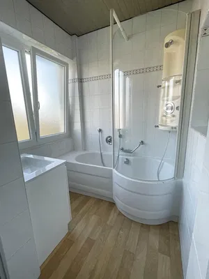 Banyo; fayans zemin, su ısıtıcısı, doğal ışık, tadilatlı