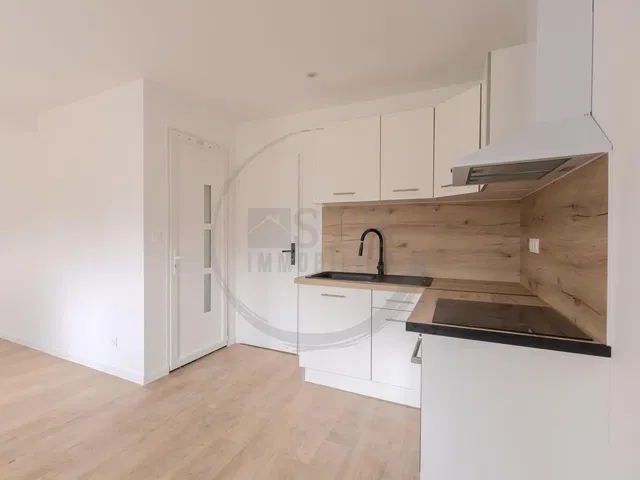 Cucina; elettrodomestici, ristrutturato, pavimento in legno, luce naturale