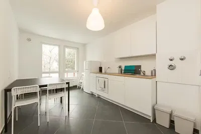 Cucina; pavimento in piastrelle, luce naturale, stile moderno