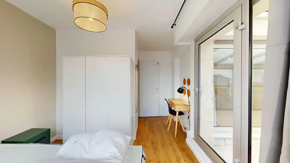 Schlafzimmer; holzboden, tageslicht, moderner stil