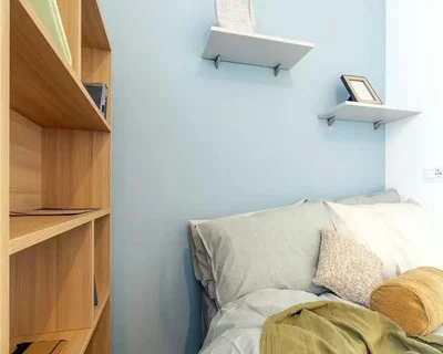 Schlafzimmer; holzboden, moderner stil, tageslicht