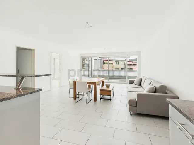 Soggiorno; vista, pavimento in piastrelle, luce naturale