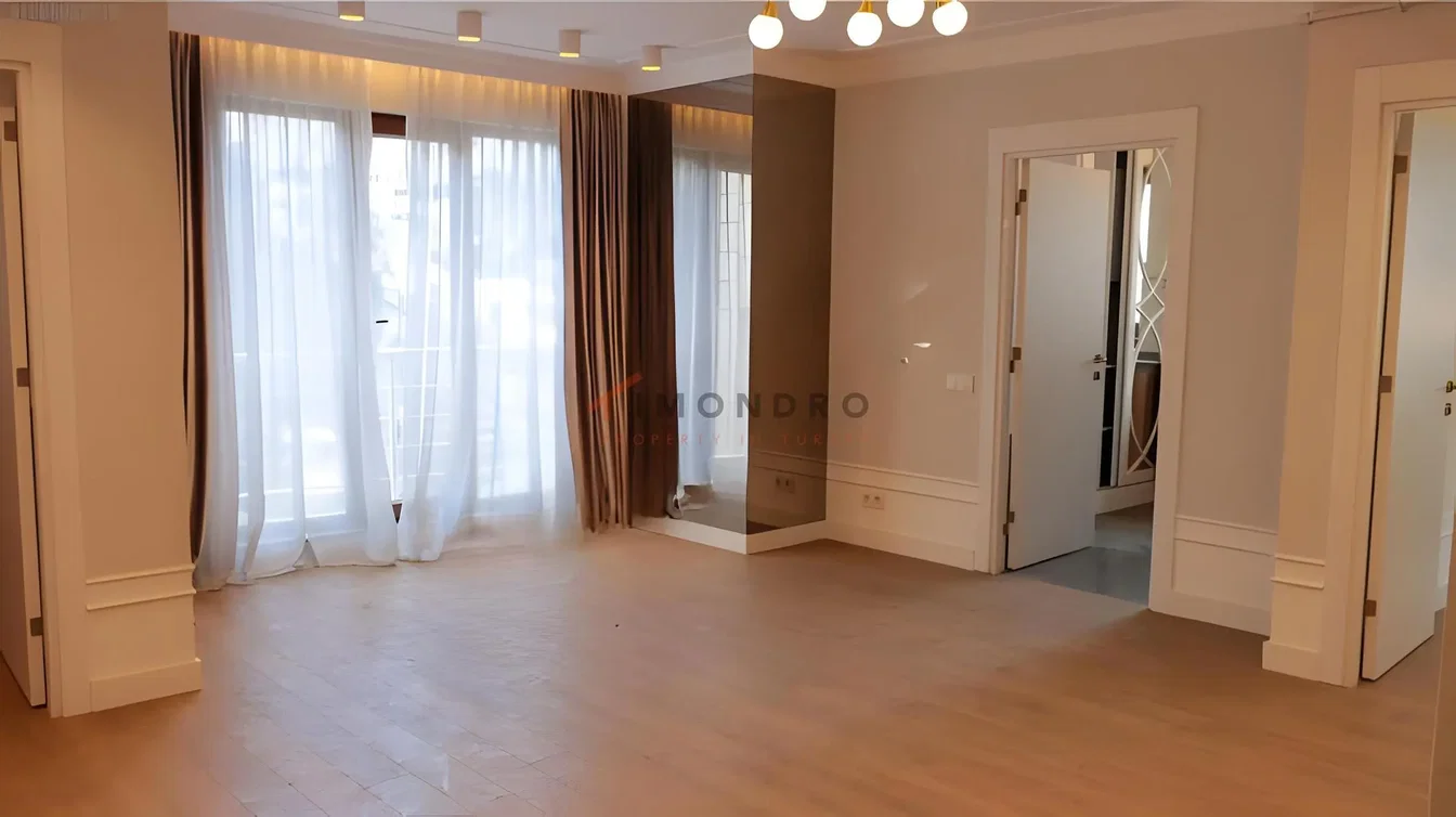 Sala de estar; luz natural, chão de madeira, renovado