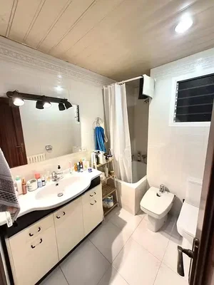 Banyo; fayans zemin, doğal ışık, tadilatlı
