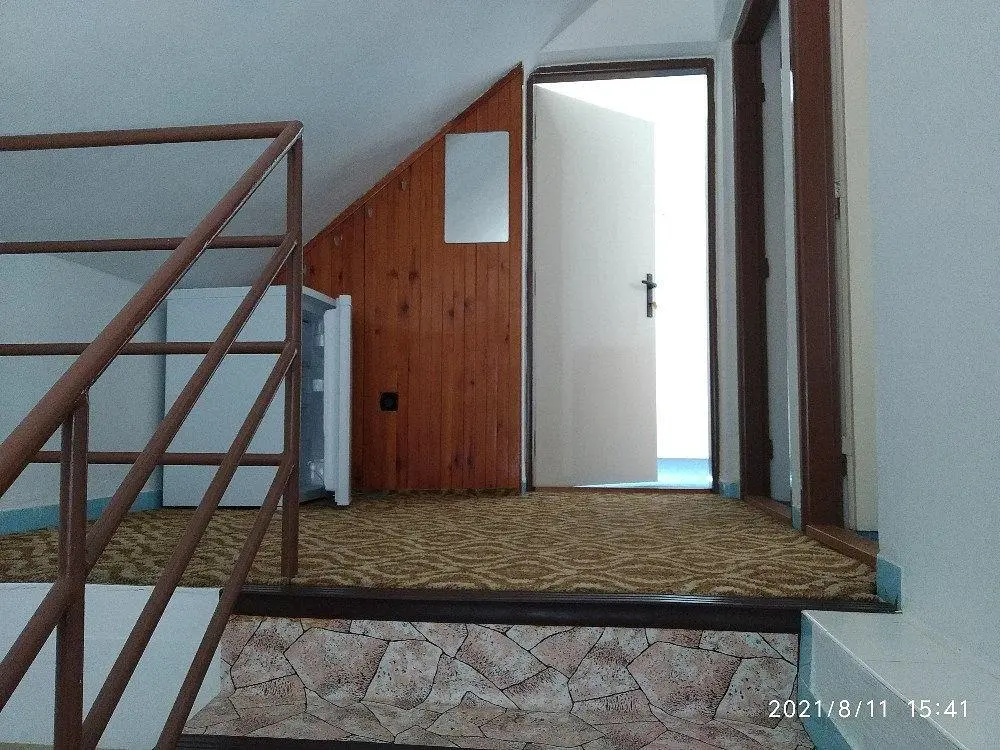 Altro; travi in legno, pavimento in piastrelle