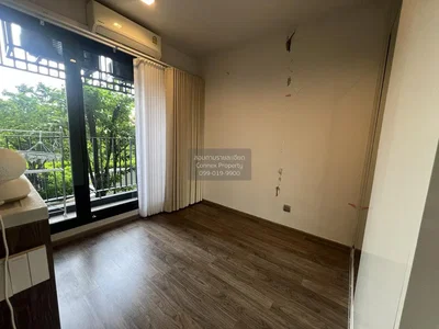Chambre; vue, parquet, nécessite rénovation, lumière naturelle