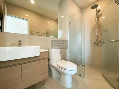 Salle de bain; carrelage, rénové, lumière naturelle