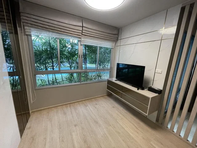 Oturma odası; manzara, ahşap zemin, doğal ışık, modern stil