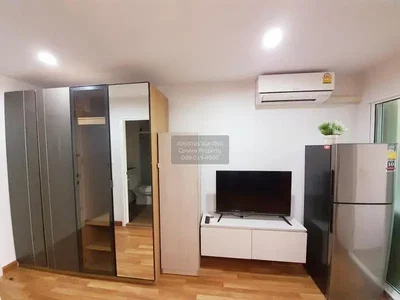 Obývačka; drevená podlaha, prirodzené svetlo, moderný štýl