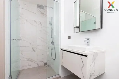 Salle de bain; carrelage, rénové, lumière naturelle, style moderne
