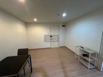Salon; parquet, lumière naturelle