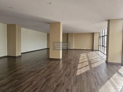 Salon; parquet, lumière naturelle