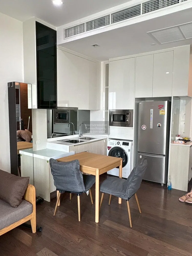 Cuisine; électroménager, parquet, rénové, lumière naturelle