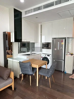 Cuisine; électroménager, parquet, rénové, lumière naturelle