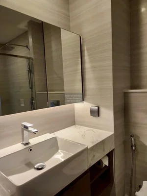 Badezimmer; renoviert, tageslicht, moderner stil
