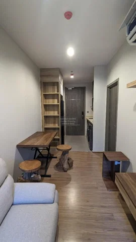 Obývačka; drevená podlaha, prirodzené svetlo