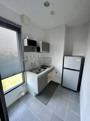 Cuisine; électroménager, carrelage, vue, lumière naturelle