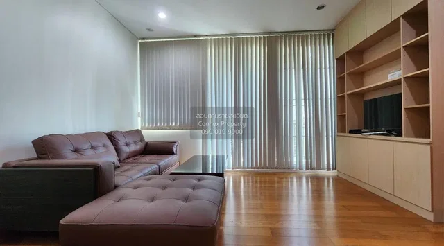 Living room; wood floor, natural light, modern style