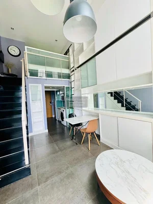 Salon; carrelage, électroménager, lumière naturelle, style moderne