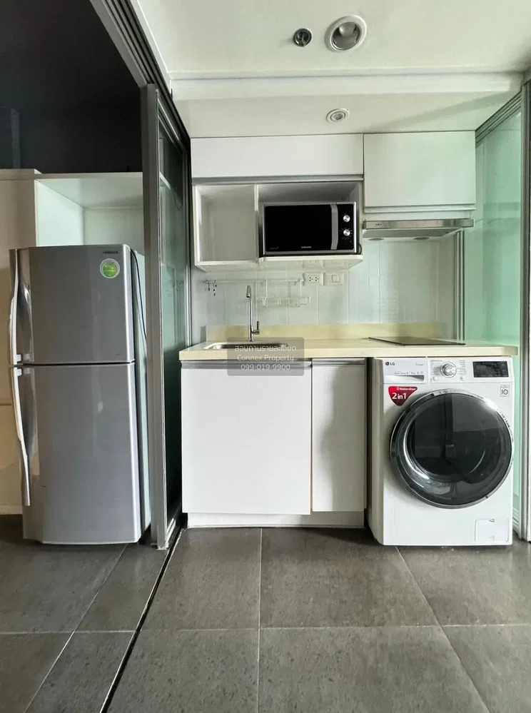 Cuisine; électroménager, carrelage, rénové, lumière naturelle, style moderne