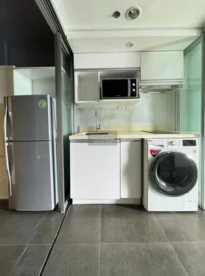 Cuisine; électroménager, carrelage, rénové, lumière naturelle, style moderne