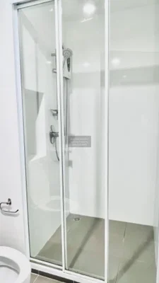 Badezimmer; fliesenboden, tageslicht