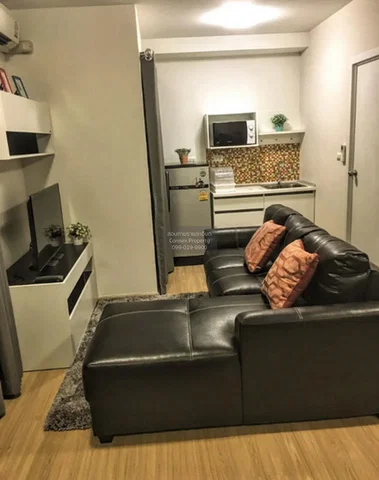 Wohnzimmer; holzboden, moderner stil, tageslicht