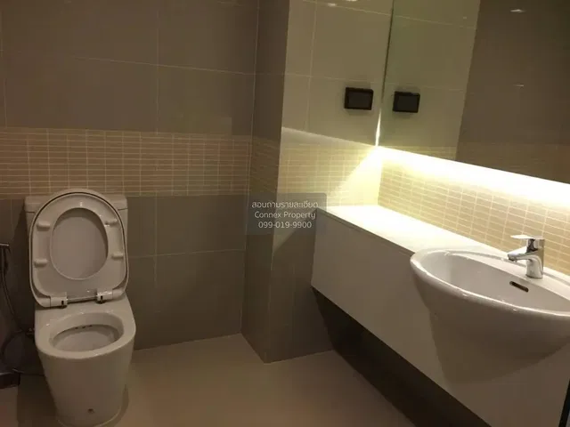 Toaleta; podłoga z płytek, wyremontowany