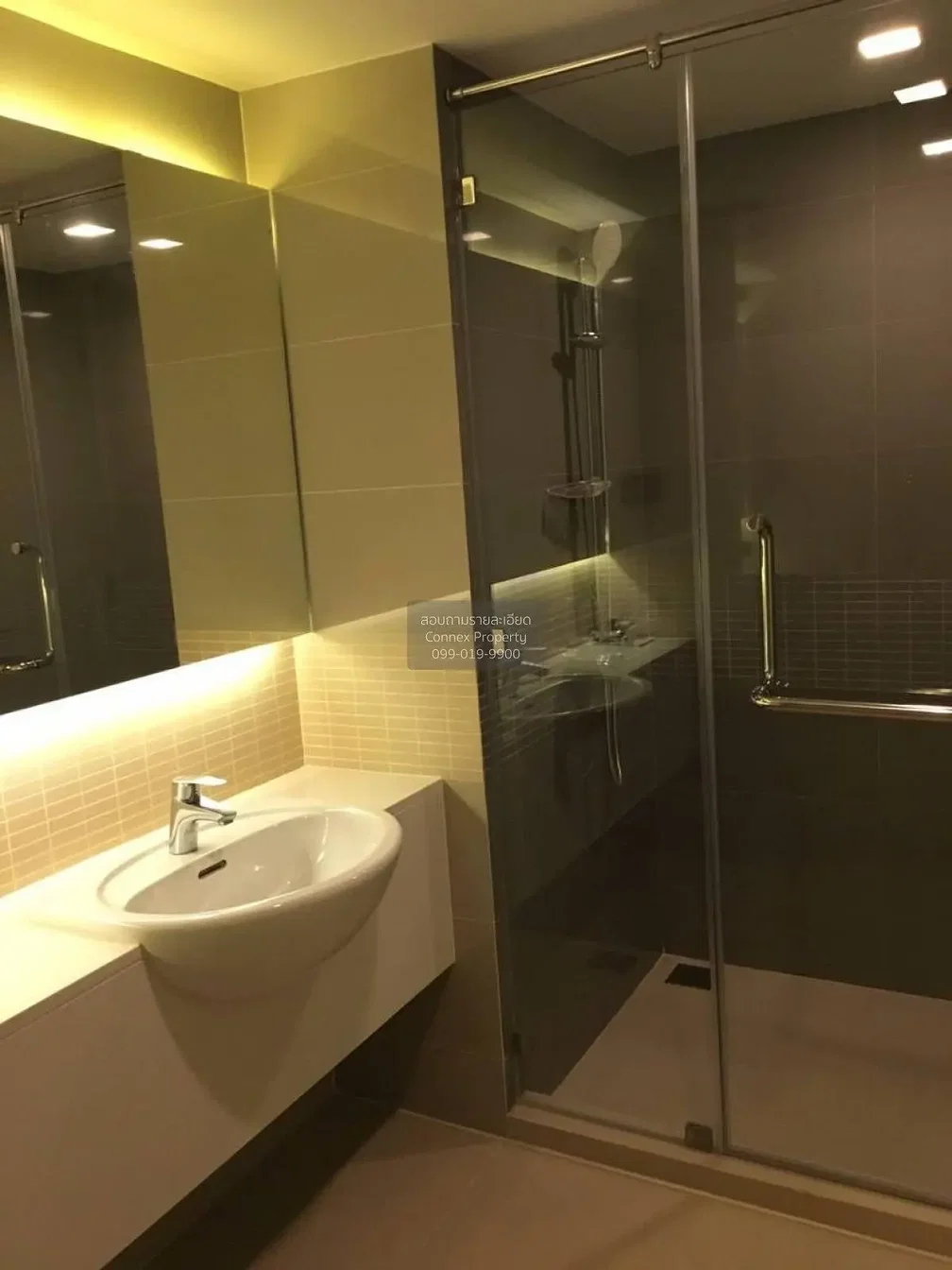 Badezimmer; fliesenboden, renoviert, tageslicht, moderner stil