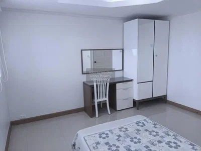 Camera da letto; pavimento in piastrelle, luce naturale