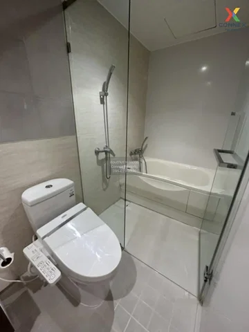 Bagno; pavimento in piastrelle, ristrutturato, luce naturale, stile moderno