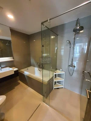 Badezimmer; fliesenboden, renoviert, tageslicht, moderner stil